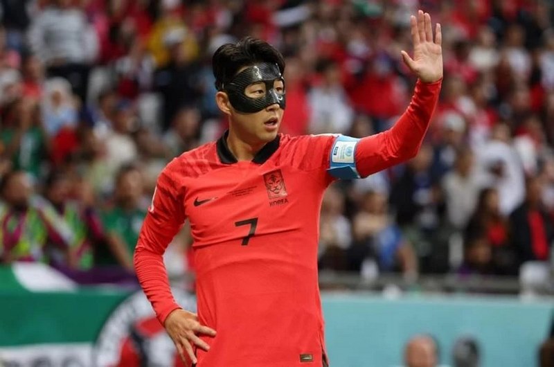 Cầu thủ đeo mặt nạ là để bảo vệ vùng mặt